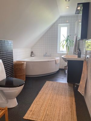 Fridfull idyll med utsikt över hav och natur - Bild 14