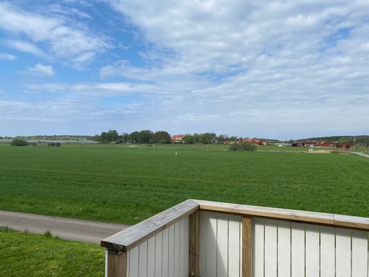 Fridfull idyll med utsikt över hav och natur