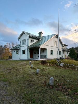 Hyr denna stuga i Västervik på 250 m². 5 sängplatser. 14 000 - 20 300 kr per vecka. Se bilder och tillgänglighet här.