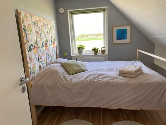 Fridfull idyll med utsikt över hav och natur - Bild 12