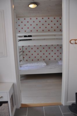 Nedre säng 120 cm och övre säng 90 cm