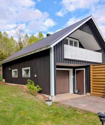 Hyr denna stuga i Värmland på 75 m². 4-6 sängplatser. 7 000 - 9 000 kr per vecka. Se bilder och tillgänglighet här.