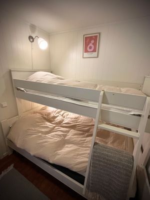 Sovrum #3 med dubbelsäng. 120 cm säng underslaf, 90 cm bred överslaf. Rummet har även två stora garderober där era saker får plats