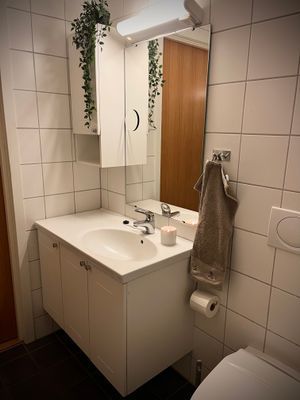 Fräscht och rymligt badrum med mycket plats för necesärer och dylikt