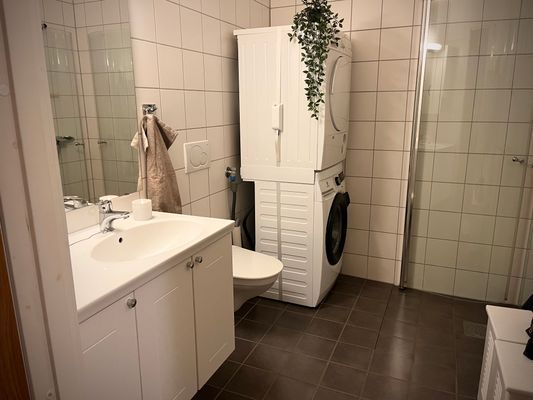 Tvätt och torktumlare finns i lägenheten samt torkskåp i hall.