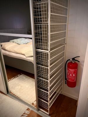 Sovrum #1 Master Bedroom med 180 cm Deluxsäng från Mio samt en stor trådkorg för er att använda för förvaring