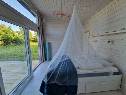 Hyr denna stuga i  på 57 m². 6-8 sängplatser. 7 000 - 8 000 kr per vecka. Se bilder och tillgänglighet här.