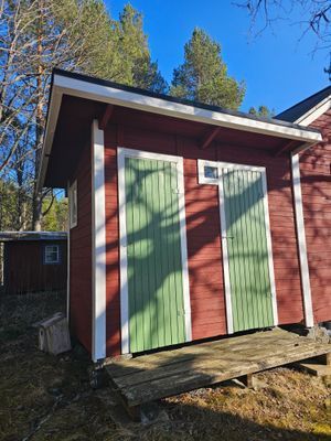 Två separata utedass ca 50 m från huset