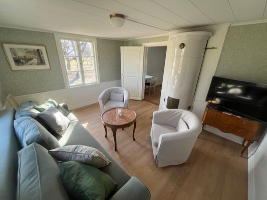 Hyr denna stuga i Västerås på 89 m². 6-8 sängplatser. 12 600 - 15 000 kr per vecka. Se bilder och tillgänglighet här.