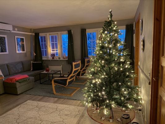 Hyr denna stuga i Gesunda på 53 m². 4-6 sängplatser. 5 000 - 9 200 kr per vecka. Se bilder och tillgänglighet här.