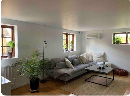 Hyr denna stuga i  på 87 m². 4 sängplatser. Från 8 000 kr per vecka. Se bilder och tillgänglighet här.