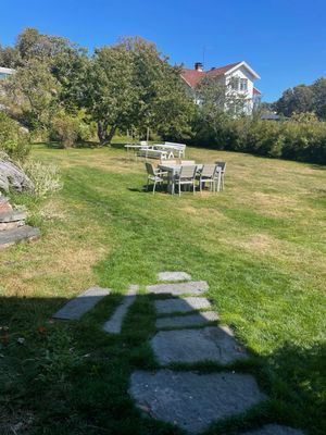 Hyr denna stuga i Nösund på 50 m². 10 sängplatser. 8 000 - 12 000 kr per vecka. Se bilder och tillgänglighet här.