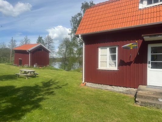 Bild 3 på Mysig avskild stuga med fanstastisk sjöutsikt