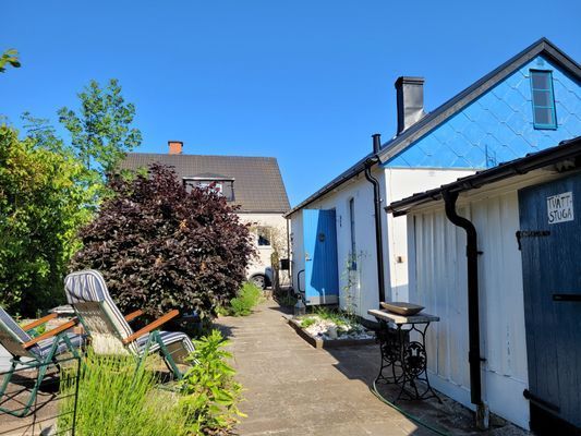 Hyr denna stuga i Tomelilla på 51 m². 5 sängplatser. Från 5 500 kr per vecka. Se bilder och tillgänglighet här.