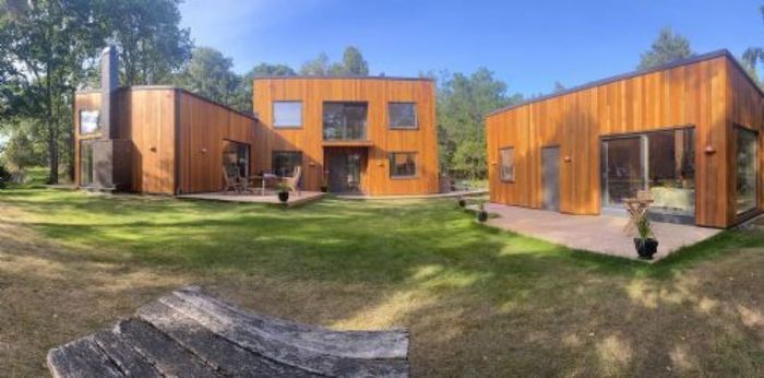 Huvudbyggnad och gästhus