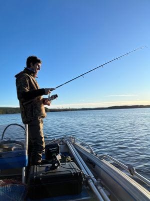 Fritidshus vid sjön med motorbåt i ett privat läge - Bild 30