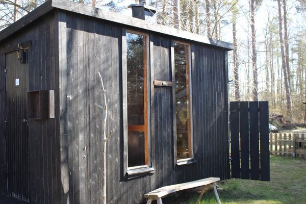 Hyr denna stuga i  på 15 m². 4 sängplatser. Från 5 600 kr per vecka. Se bilder och tillgänglighet här.