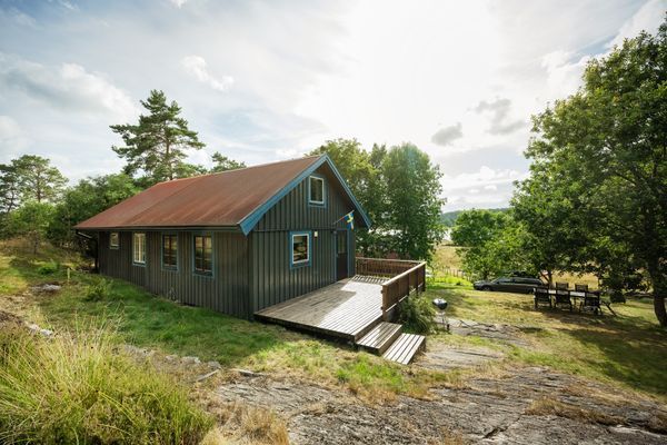 Hyr denna stuga i Orust på 60 m². 6 sängplatser. Från 10 000 kr per vecka. Se bilder och tillgänglighet här.