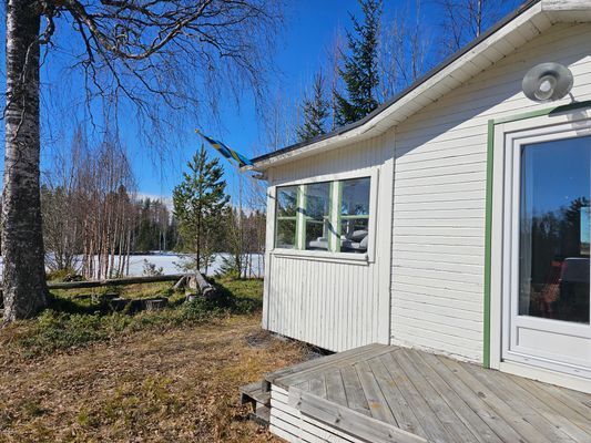 Gammal sommarstuga vid Alsensjöns strand