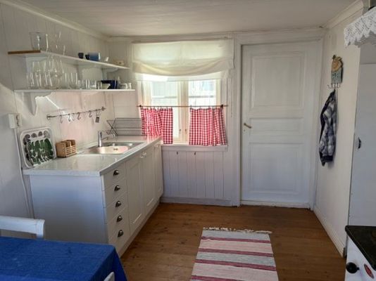 Kök - dörr mot hall