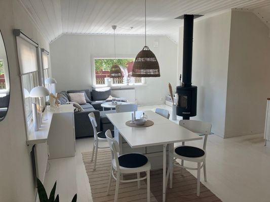 Hyr denna stuga i Båstad på 70 m². 4-6 sängplatser. Från 1 700 kr per dag. Se bilder och tillgänglighet här.