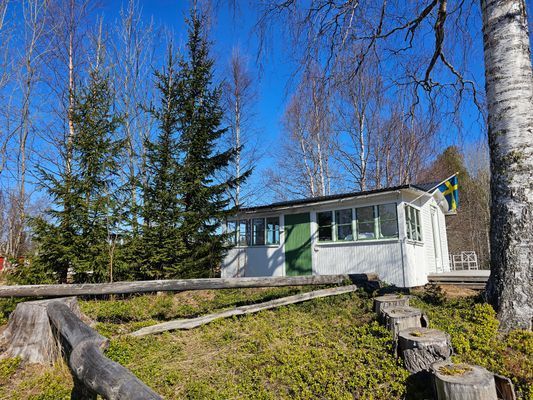 Hyr denna stuga i  på 40 m². 2-4 sängplatser. Från 750 kr per dag. Se bilder och tillgänglighet här.