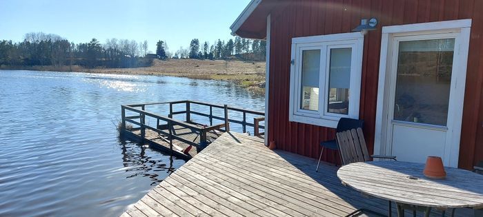 Hyr denna stuga i Flen på 65 m². 3-4 sängplatser. Från 6 000 kr per vecka. Se bilder och tillgänglighet här.
