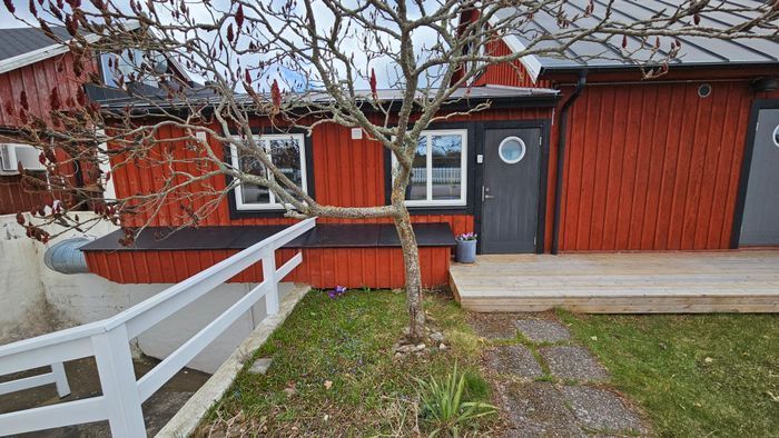 Hyr denna stuga i Byxelkrok på 50 m². 4 sängplatser. 8 000 - 14 000 kr per vecka. Se bilder och tillgänglighet här.