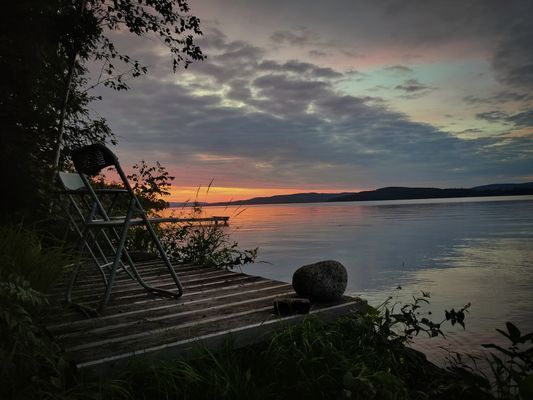 Hyr denna stuga i  på 80 m². 4-7 sängplatser. 3 500 - 5 000 kr per vecka. Se bilder och tillgänglighet här.