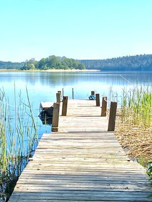 Den långa bryggan slingrar sig charmigt ut i Mälaren