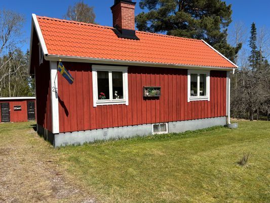 Hyr denna stuga i Vetlanda på 68 m². 4 sängplatser. 4 000 - 4 500 kr per vecka. Se bilder och tillgänglighet här.