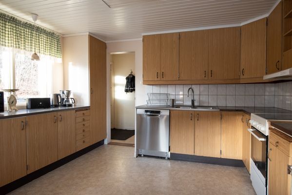 Fullutrustat kök med diskmaskin, micro, spis, ugn, kyl och frys