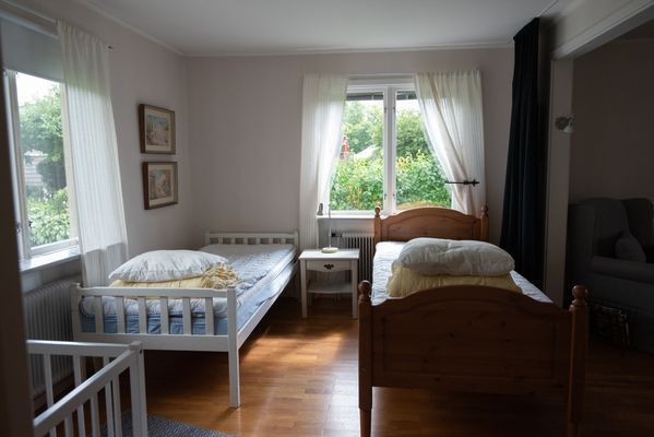 Sovrum 6 - avskiljs från vardagsrum med draperi