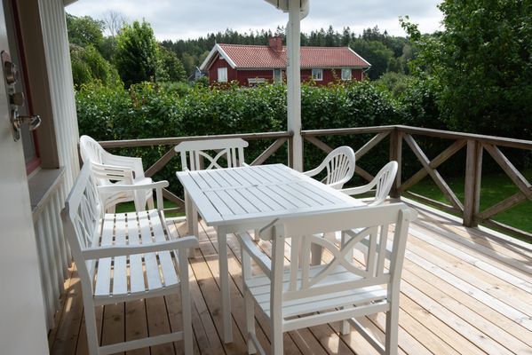 Altan med utemöbler och grill