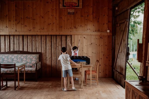 Fotbollsspelet glädjer såväl stora som små. Vi lånar också ut kubb, badminton, boule och saker för lite andra aktiviteter, liksom leksaker och böcker.