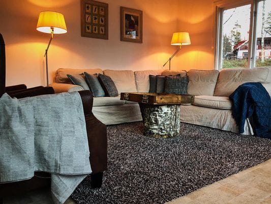 Hyr denna stuga i Ytterhogdal på 150 m². 6 sängplatser. Från 8 400 kr per vecka. Se bilder och tillgänglighet här.