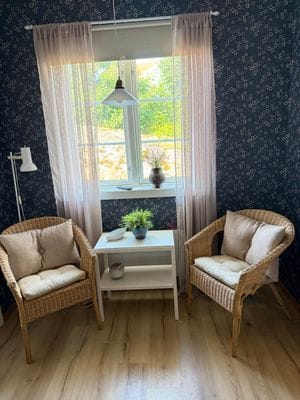 Hyr denna stuga i  på 25 m². 3-5 sängplatser. 7 200 - 9 000 kr per vecka. Se bilder och tillgänglighet här.