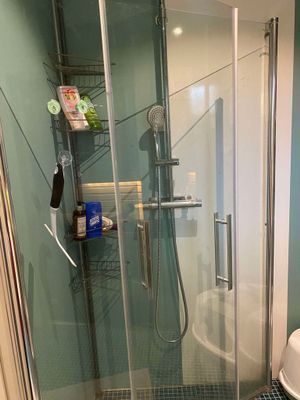 Hus med sjöutsikt och nära skog. - Bild 12