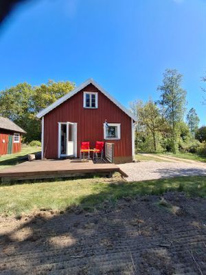 Hyr denna stuga i  på 44 m². 4 sängplatser. Från 5 000 kr per vecka. Se bilder och tillgänglighet här.