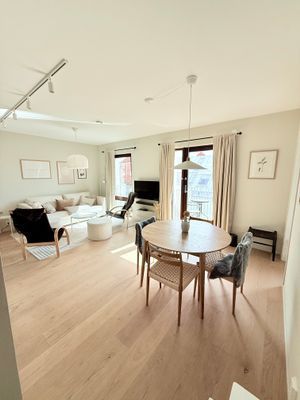 Visby med ringmuren som granne - Bild 19