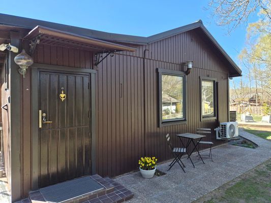 Hyr denna stuga i Ludvigsborg på 55 m². 4-5 sängplatser. 8 500 - 9 500 kr per vecka. Se bilder och tillgänglighet här.