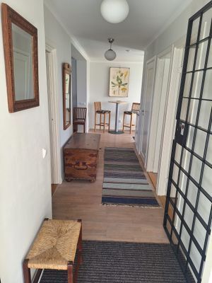 Hyr denna stuga i Klintehamn på 63 m². 3-5 sängplatser. Från 9 000 kr per vecka. Se bilder och tillgänglighet här.