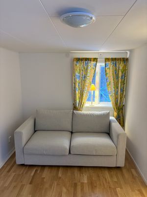 Timrad stuga nära sjö och bad