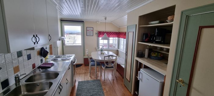 Hyr denna stuga i  på 30 m². 2-4 sängplatser. Från 950 kr per dag. Se bilder och tillgänglighet här.