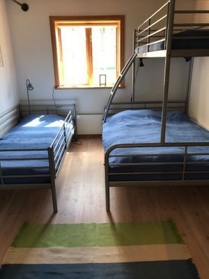 Sovrum med 3 bäddar 2x90, 1x140
