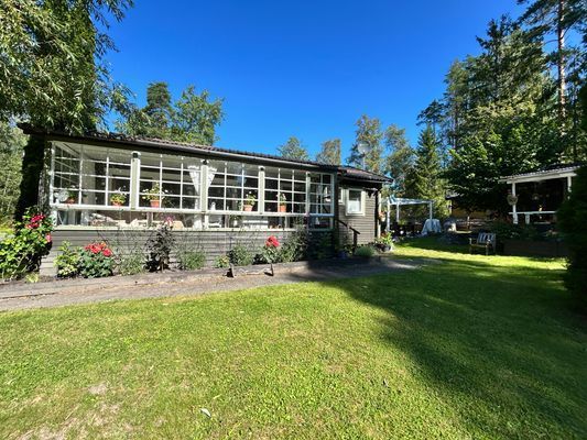 Hyr denna stuga i Östhammar på 57 m². 4-5 sängplatser. Pris ej tillgängligt. Se bilder och tillgänglighet här.