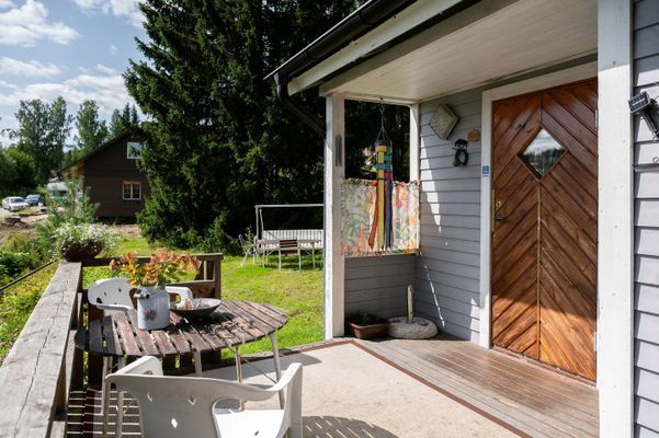 Charmig sommarstuga med altandäck och sjöutsikt - Bild 12