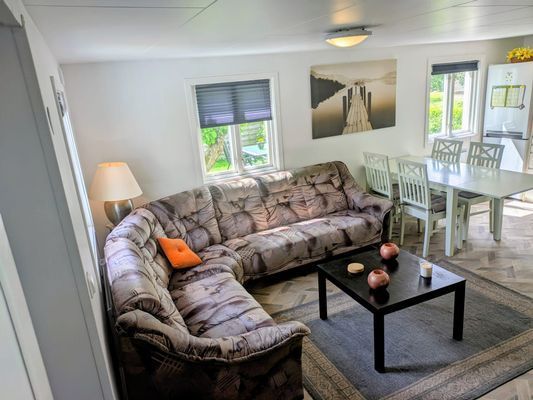 Hyr denna stuga i  på 85 m². 5-6 sängplatser. 7 000 - 15 000 kr per vecka. Se bilder och tillgänglighet här.