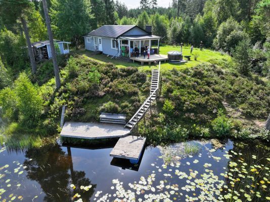 Härlig stuga med sjötomt och ostört läge