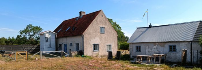 Västsidan av gården. Sommarbostadens utekök till höger. Flygelns entré och uteplats till vänster.